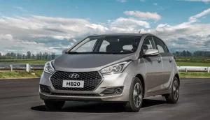 Hyundai HB20, líder entre carros mais vendidos do Brasil em maio, prata andando em estrada com o céu azul e nuvens