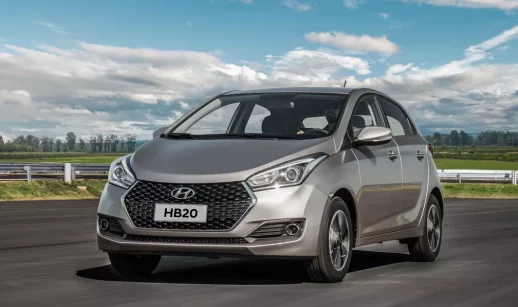 Hyundai HB20, líder entre carros mais vendidos do Brasil em maio, prata andando em estrada com o céu azul e nuvens