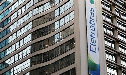 Prédio da Eletrobras, que poderá ter ações compradas com recursos do FGTS, com destaque para letreiro na vertical com o logo da empresa