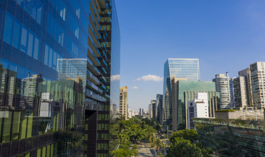 Visão de prédios espelhados na Avenida Faria Lima, em São Paulo, onde fundos imobiliários de escritórios investem