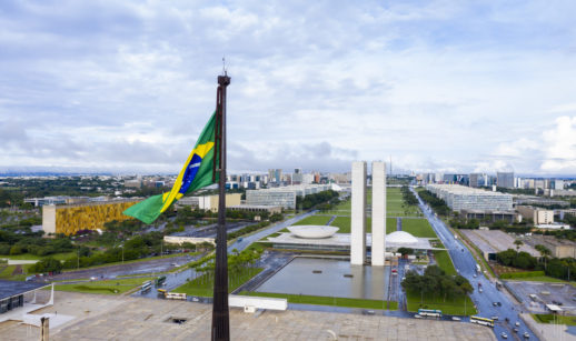 Praça dos Três Poderes com destaque para a bandeira do Brasil, alusivo ao Governo Central
