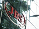 Fachada de prédio espelhado que é sede da JBS, com árvores em cima, alusivo às ações para investir em maio