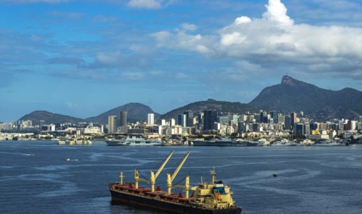 Paisagem do Rio de Janeiro, com navio de carga em primeiro plano, alusivo ao PIB do Brasil