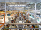 Vista de cima de linha de produção de carros automatizada, alusivo à produção industrial do 1º trimestre no Brasil
