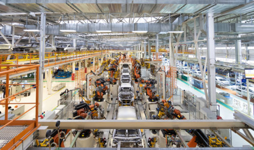 Vista de cima de linha de produção de carros automatizada, alusivo à produção industrial do 1º trimestre no Brasil