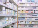 Prateleiras de medicamentos organizadas dentro de farmácia, alusivo à Raia Drogasil