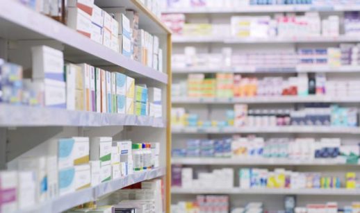 Prateleiras de medicamentos organizadas dentro de farmácia, alusivo à Raia Drogasil
