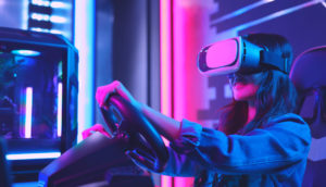 Mulher sentada em simulador de corrida com óculos de realidade virtual
