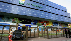 Fachada de prédio da Petrobras em Salvador, na Bahia, com logo em verde e amarelo com fundo azul em destaque