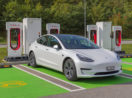Carro na cor branca da Tesla estacionado em estação de carregamento de bateria, que terá níquel de baixo carbono fornecido pela Vale