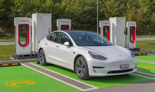 Carro na cor branca da Tesla estacionado em estação de carregamento de bateria, que terá níquel de baixo carbono fornecido pela Vale