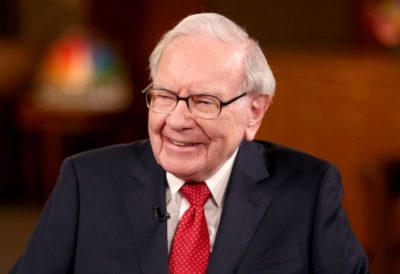 Warren Buffett sorrindo de frente