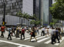 Pessoas atravessando rua em São Paulo, alusivo ao recuo do desemprego