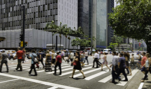 Pessoas atravessando rua em São Paulo, alusivo ao recuo do desemprego
