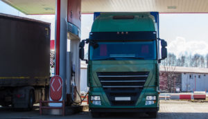 Dois caminhões parados dentro de posto abastecendo, alusivo à alta no preço do diesel