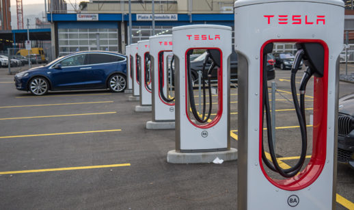 Estação de recarga de carros da Tesla, que é de Elon Musk