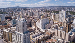 Aérea de Porto Alegre, com prédios em destaque, onde a Melnick tem forte atuação
