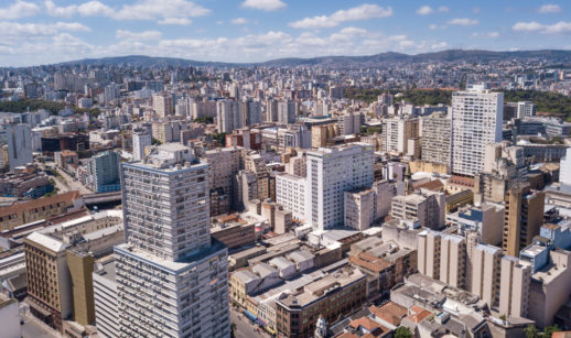 Aérea de Porto Alegre, com prédios em destaque, onde a Melnick tem forte atuação