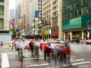 Pessoas em movimento em Nova York, alusivo à inflação dos EUA medida pelo PCE