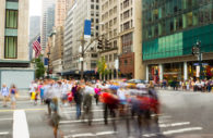 Pessoas em movimento em Nova York, alusivo à inflação dos EUA medida pelo PCE