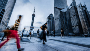 Poucas pessoas andando em dia nublado em Xangai, na China, cuja desaceleração deve afetar o Brasil, segundo o BIS