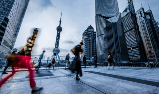 Poucas pessoas andando em dia nublado em Xangai, na China, cuja desaceleração deve afetar o Brasil, segundo o BIS