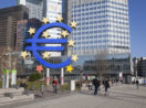 Fachada do Banco Central Europeu, o BCE, que define política monetária da zona do euro, com destaque para logo do euro na frente
