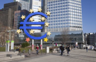 Fachada do Banco Central Europeu, o BCE, que define política monetária da zona do euro, com destaque para logo do euro na frente