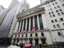 Fachada da Bolsa a Valores de Nova York, nos Estados Unidos, em dia chuvoso, alusivo às incertezas sobre como investir no país