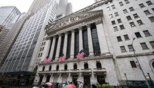 Fachada da Bolsa a Valores de Nova York, nos Estados Unidos, em dia chuvoso, alusivo às incertezas sobre como investir no país