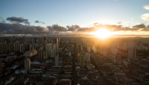 Paisagem de prédios com pôr do sol em São Paulo