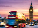 Paisagem de Londres com ônibus vermelho em movimento congelado e o Big Ben atrás, alusivo à inflação do Reino Unido