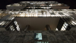 Fachada da sede da Petrobras, de baixo para cima, a noite, iluminada, alusivo à análise da CVM sobre a companhia