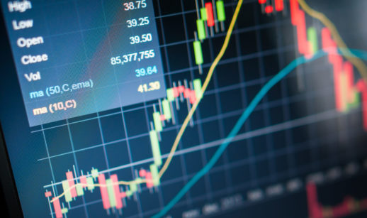 Tela de mercado financeiro com gráficos de ações, alusivo às top picks do Safra