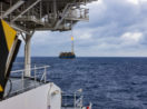 Duas plataformas de petróleo sobre o mar, alusivo à PetroRio e a Petrobras