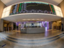 Interior da B3, bolsa de valores brasileira, com destaque para o telão do mercado financeiro, alusivo aos BDRs de ETFs de renda fixa
