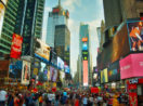 Times Square, em Nova York, durante uma tarde, com multidão caminhando, alusivo à diversificação internacional da Carteira Global em junho