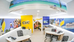 Interior de loja da CVC, que fará oferta de ações, com destaque para logo da empresa na parede em amarelo e azul