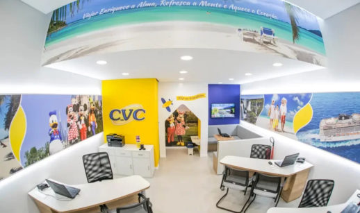 Interior de loja da CVC, que fará oferta de ações, com destaque para logo da empresa na parede em amarelo e azul