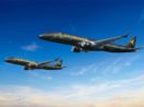Dois E-Jets da Embraer convertidos em cargueiros na cor preta, voando com céu azul