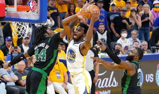 Jogadores de Golden State Warriors e Boston Celtics disputando bola no ar, próximo à cesta e tabela de basquete, às esquerda, durante a final da NBA
