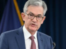 Jerome Powell, presidente do Fed, que tenta controlar a inflação dos EUA, de terno azul e gravata vermelha