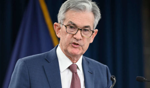 Jerome Powell, presidente do Fed, que tenta controlar a inflação dos EUA, de terno azul e gravata vermelha