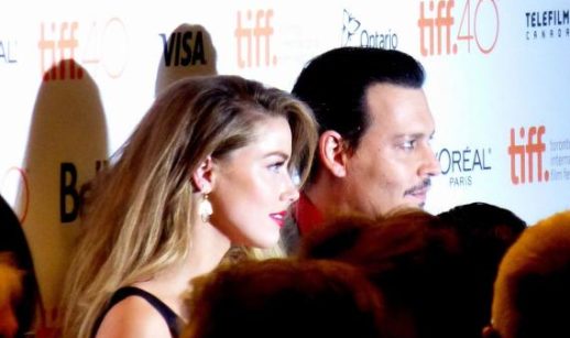 Johhny Depp e Amber Heard em evento, lado a lado