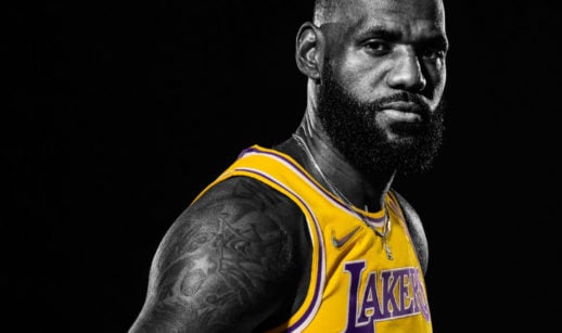 LeBron James, novo bilionário, de lado, com camisa do Los Angeles Lakers, olhando sério