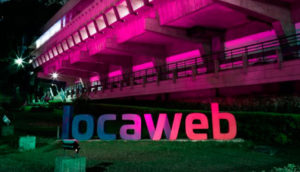 Fachada da sede da Locaweb (LWSA3) iluminada nas cores rosa e azul