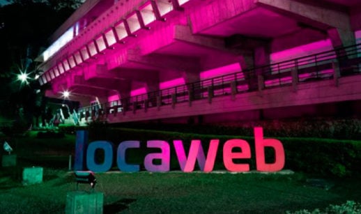 Fachada da sede da Locaweb (LWSA3) iluminada nas cores rosa e azul
