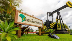 Fachada da PetroReconcavo, que fará oferta de ações, com destaque para o letreiro da empresa com máquina de extração de petróleo ao lado