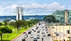 Aérea de trânsito perto da Esplanada dos Ministérios, em Brasília, com torres do Congresso Nacional ao fundo, alusivo ao rating soberano do Brasil