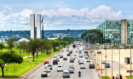 Aérea de trânsito perto da Esplanada dos Ministérios, em Brasília, com torres do Congresso Nacional ao fundo, alusivo ao rating soberano do Brasil